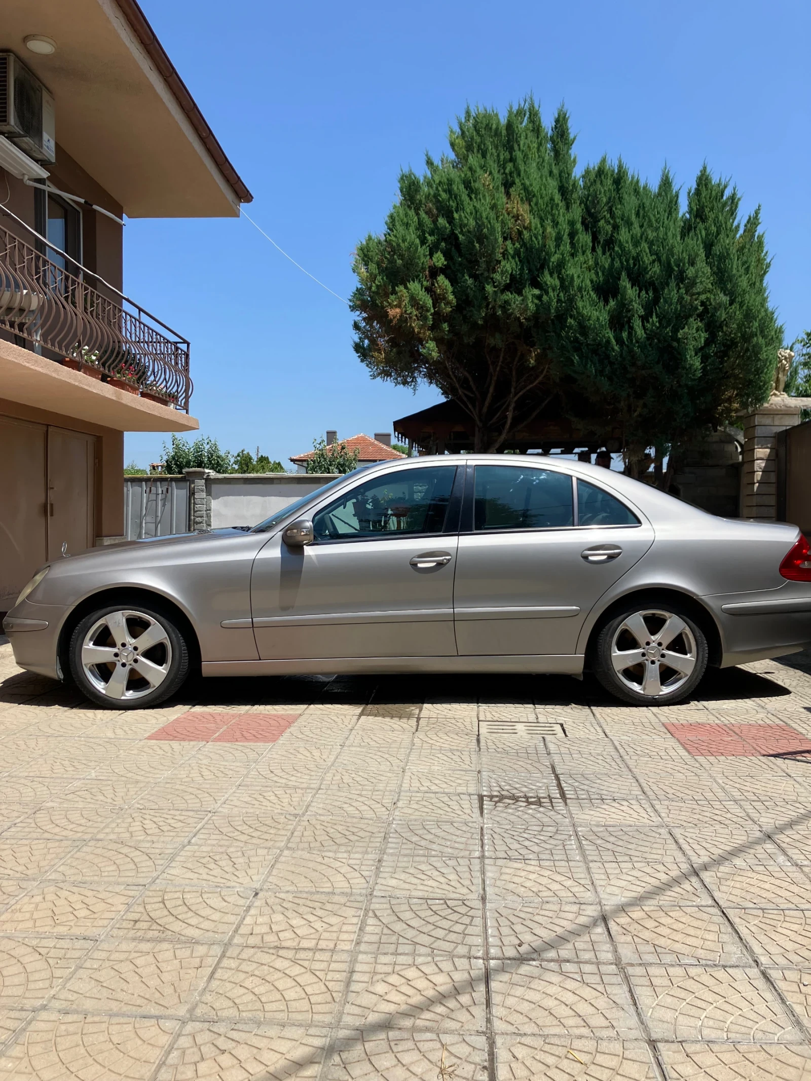 Mercedes-Benz E 220, снимка 2 - Автомобили и джипове - 55691475