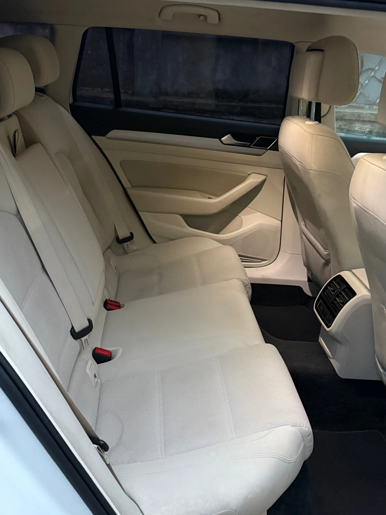 VW Passat 1.6 TDI 120 кс., снимка 10 - Автомобили и джипове - 56274725