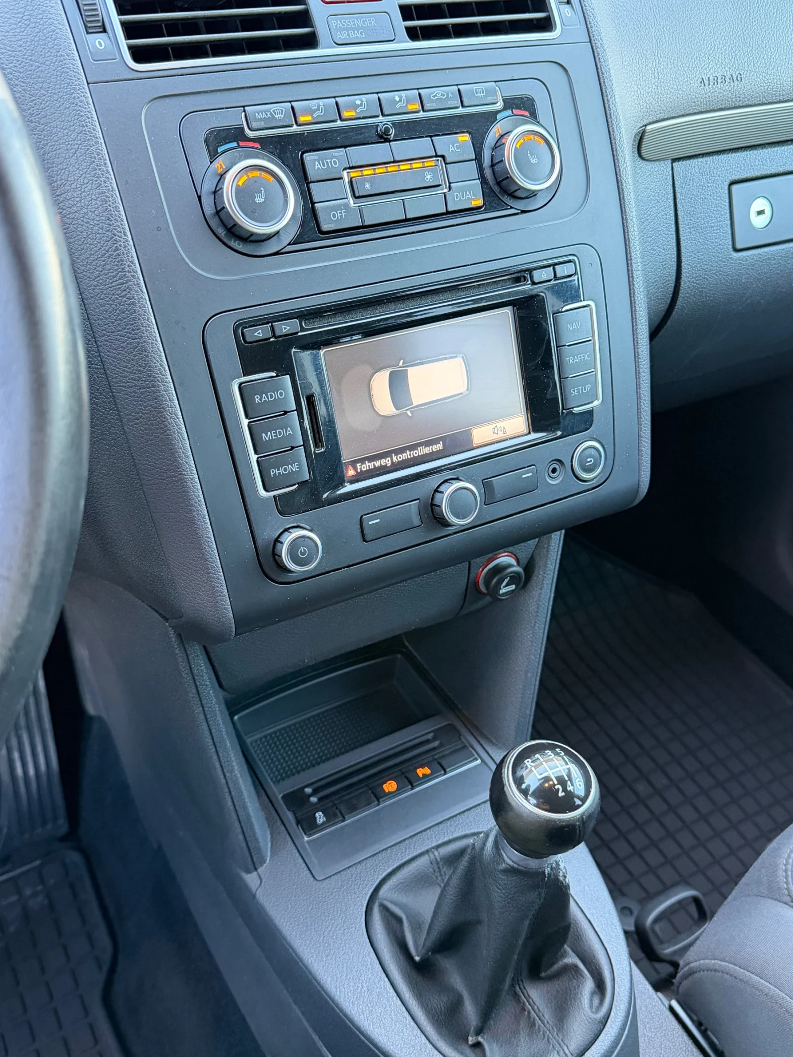 VW Touran 2.0 TDI, снимка 11 - Автомобили и джипове - 56357817