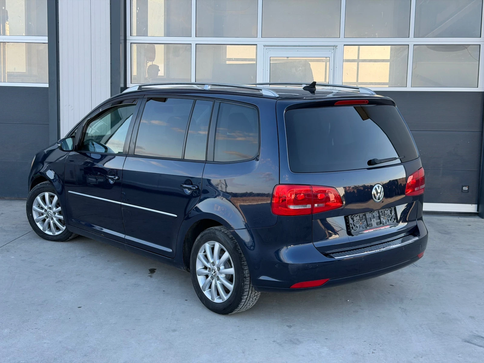 VW Touran 2.0 TDI, снимка 4 - Автомобили и джипове - 56357817