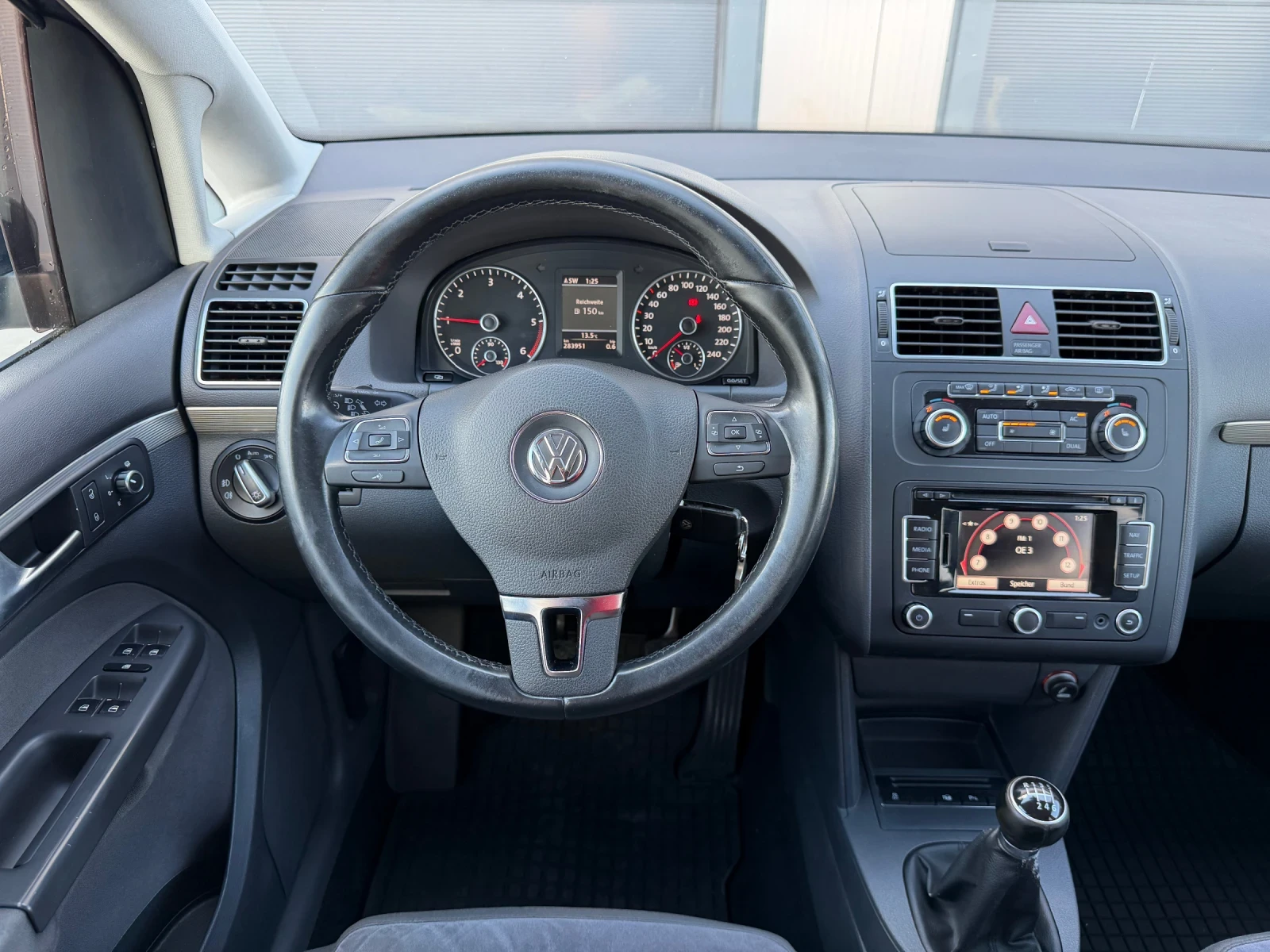 VW Touran 2.0 TDI, снимка 12 - Автомобили и джипове - 56357817