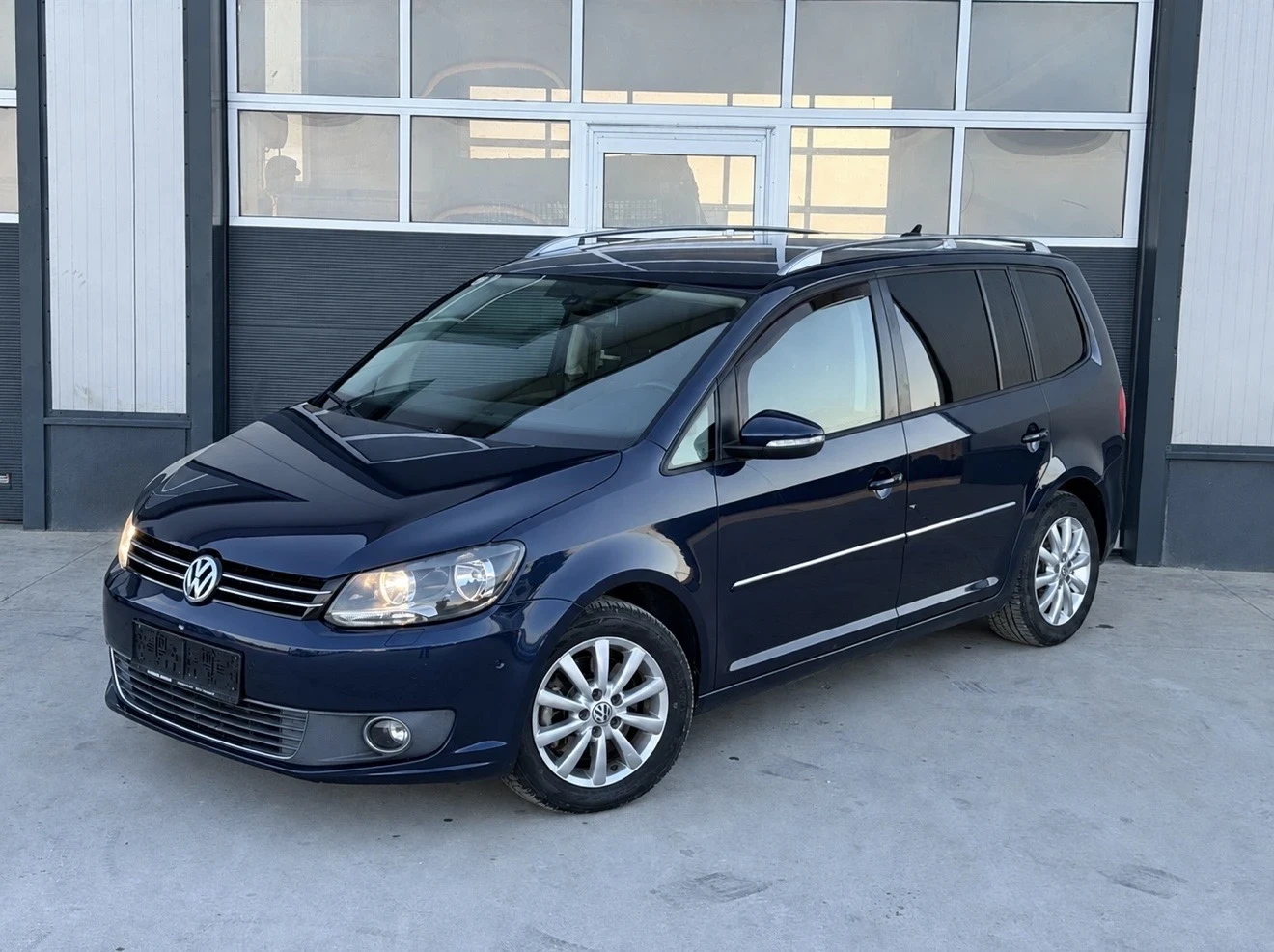 VW Touran 2.0 TDI, снимка 2 - Автомобили и джипове - 56357817