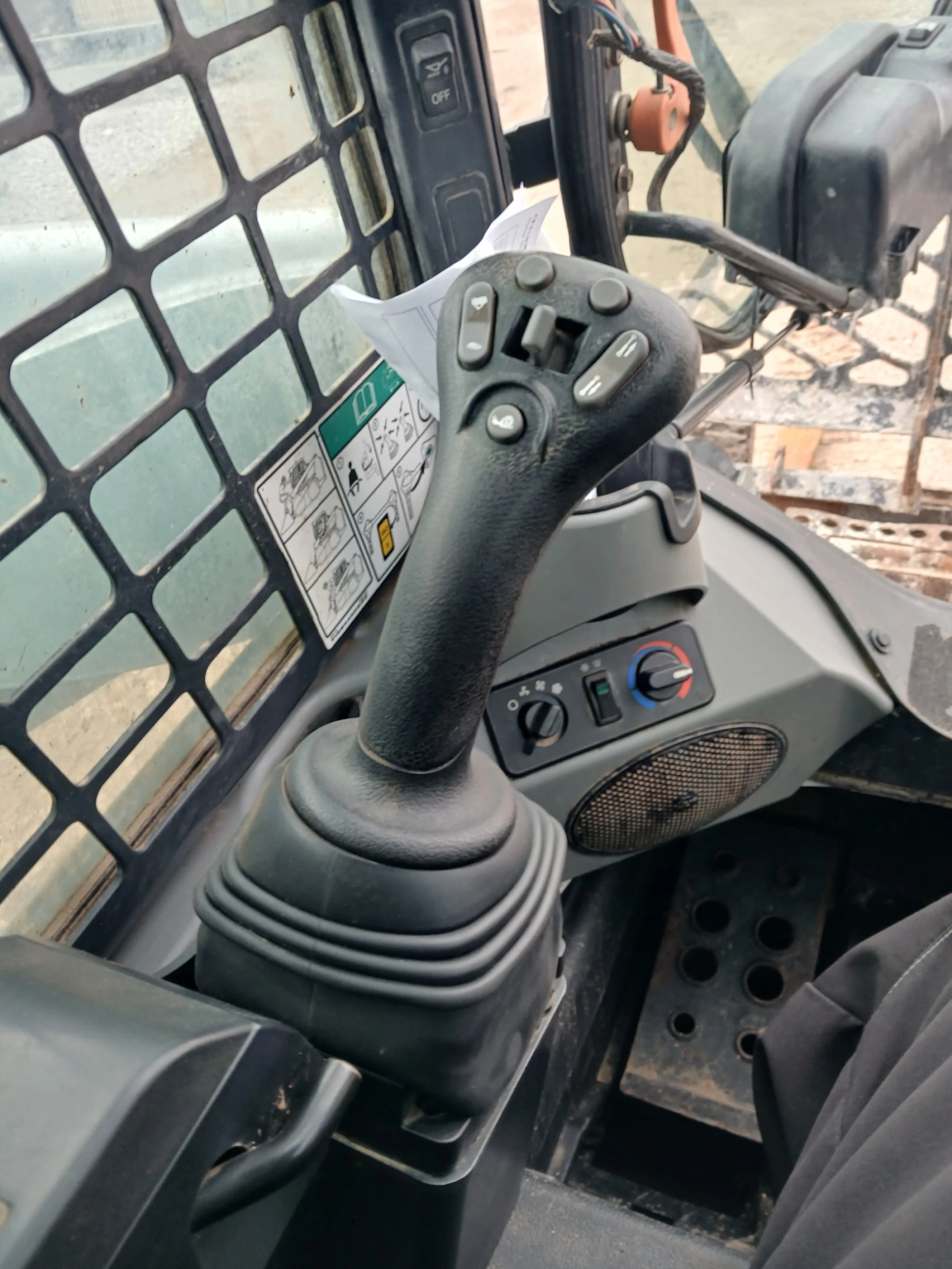 Мини челни товарачи Bobcat Т 770, снимка 15 - Индустриална техника - 54076933