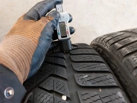 Гуми Зимни 245/40R18, снимка 4