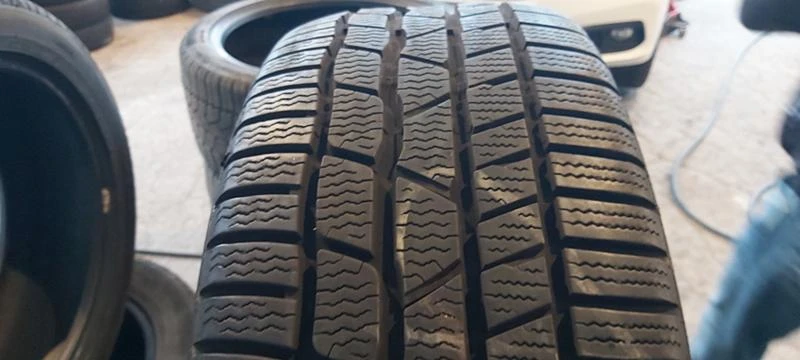 Гуми Зимни 235/45R18, снимка 2 - Гуми и джанти - 34695707