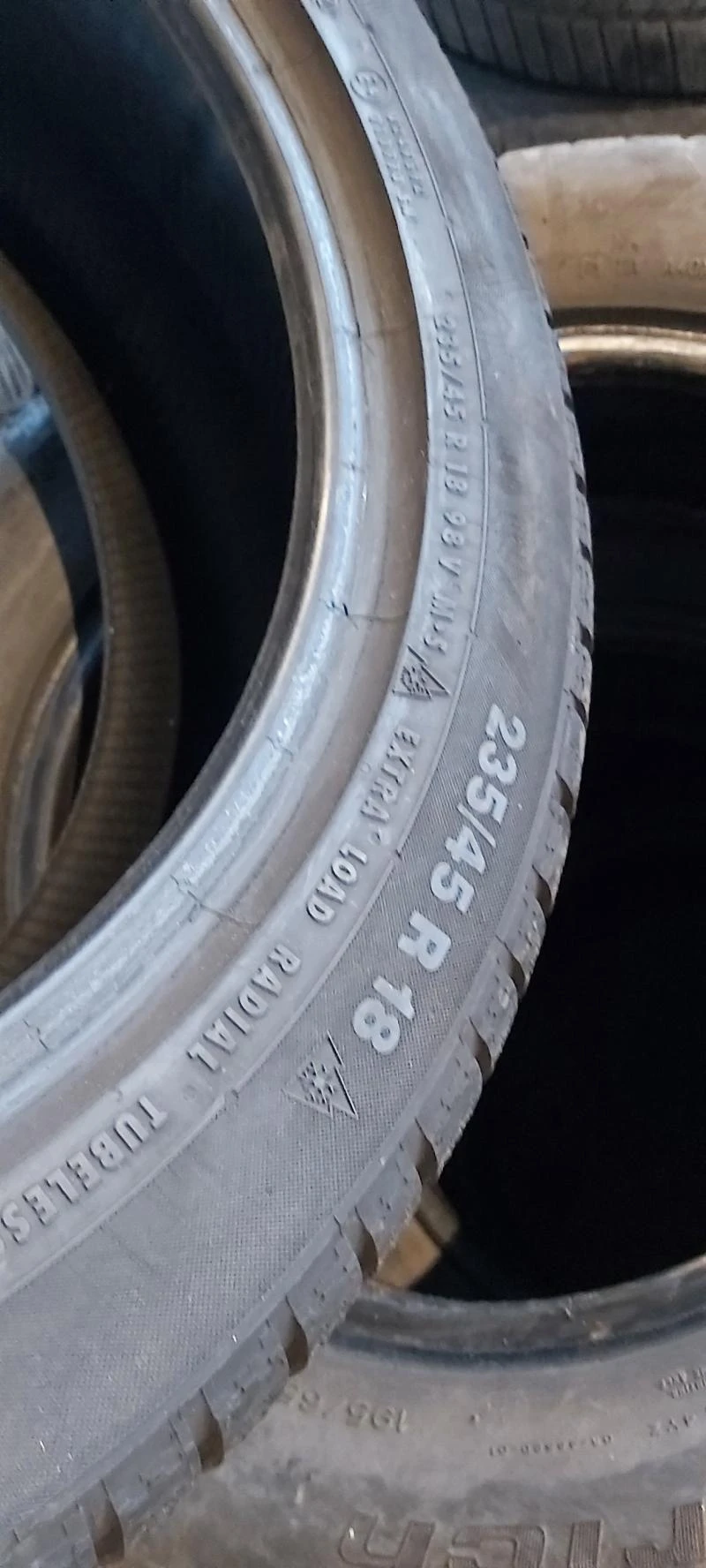 Гуми Зимни 235/45R18, снимка 6 - Гуми и джанти - 34695707