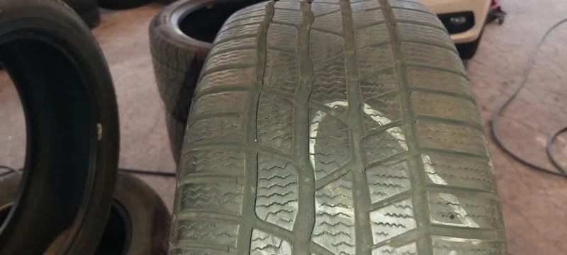 Гуми Зимни 235/45R18, снимка 1 - Гуми и джанти - 34695707