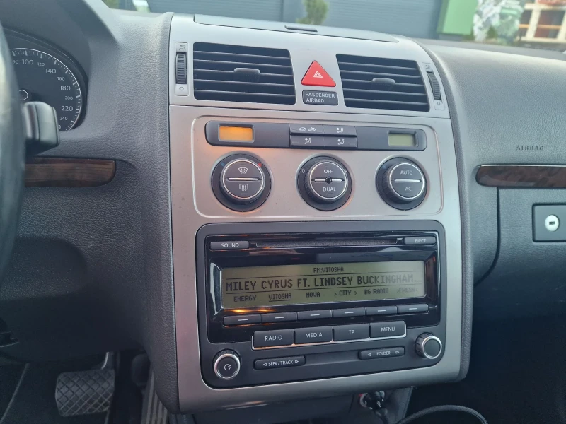 VW Touran, снимка 10 - Автомобили и джипове - 52423701