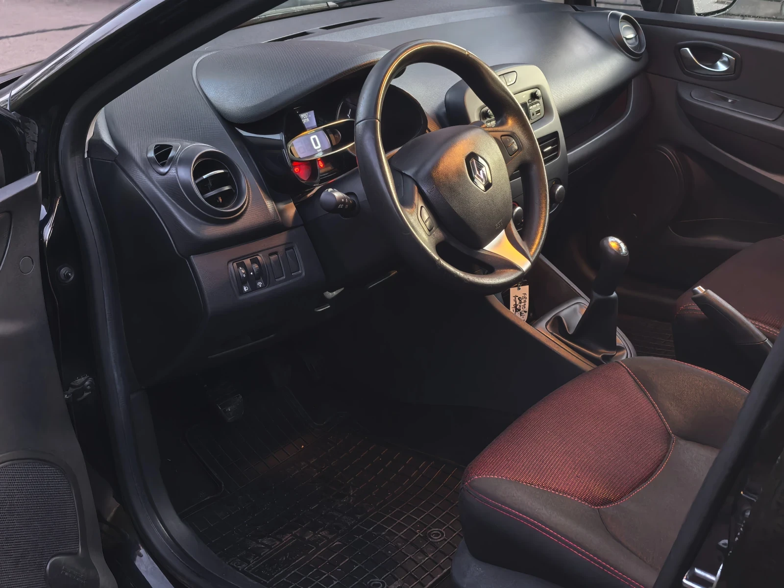 Renault Clio 1.2i Euro 6, снимка 8 - Автомобили и джипове - 53838353