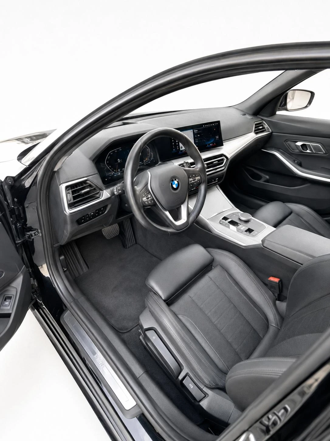 BMW 318 2.0d Sport (в гаранция до 02.2027г), снимка 7 - Автомобили и джипове - 54376697