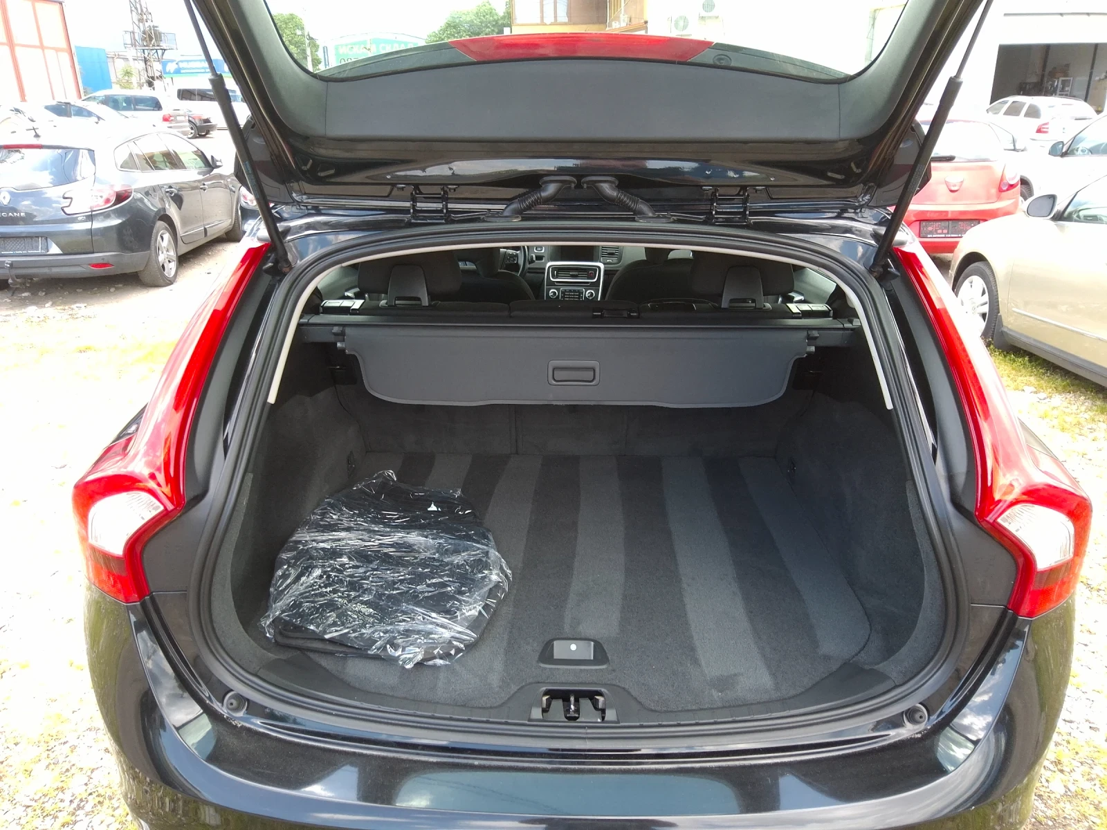 Volvo V60 2.0D 136PS D3, снимка 10 - Автомобили и джипове - 54621033