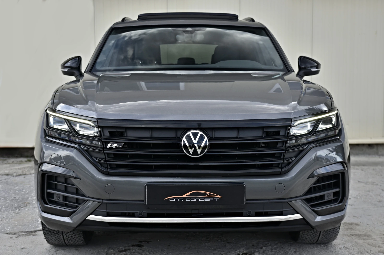VW Touareg 5.0TDI R-LINE * 360* IQ HD MATRIX* PANO FULL, снимка 2 - Автомобили и джипове - 54130393