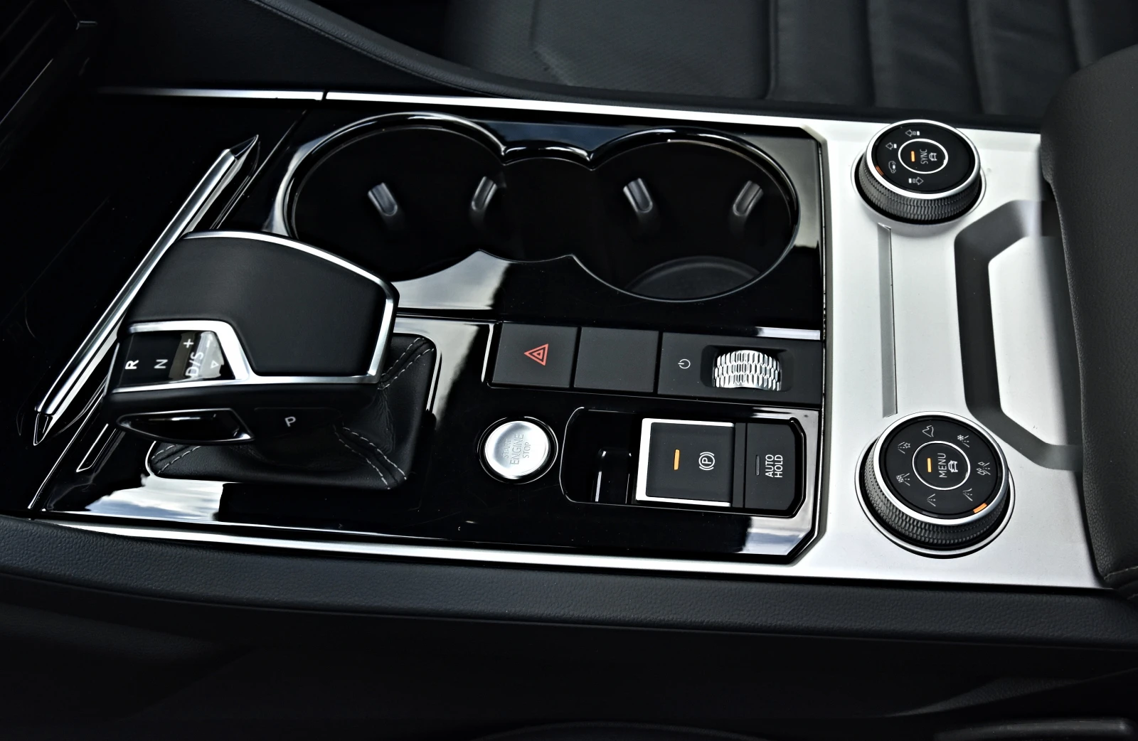 VW Touareg 5.0TDI R-LINE * 360* IQ HD MATRIX* PANO FULL, снимка 13 - Автомобили и джипове - 54130393