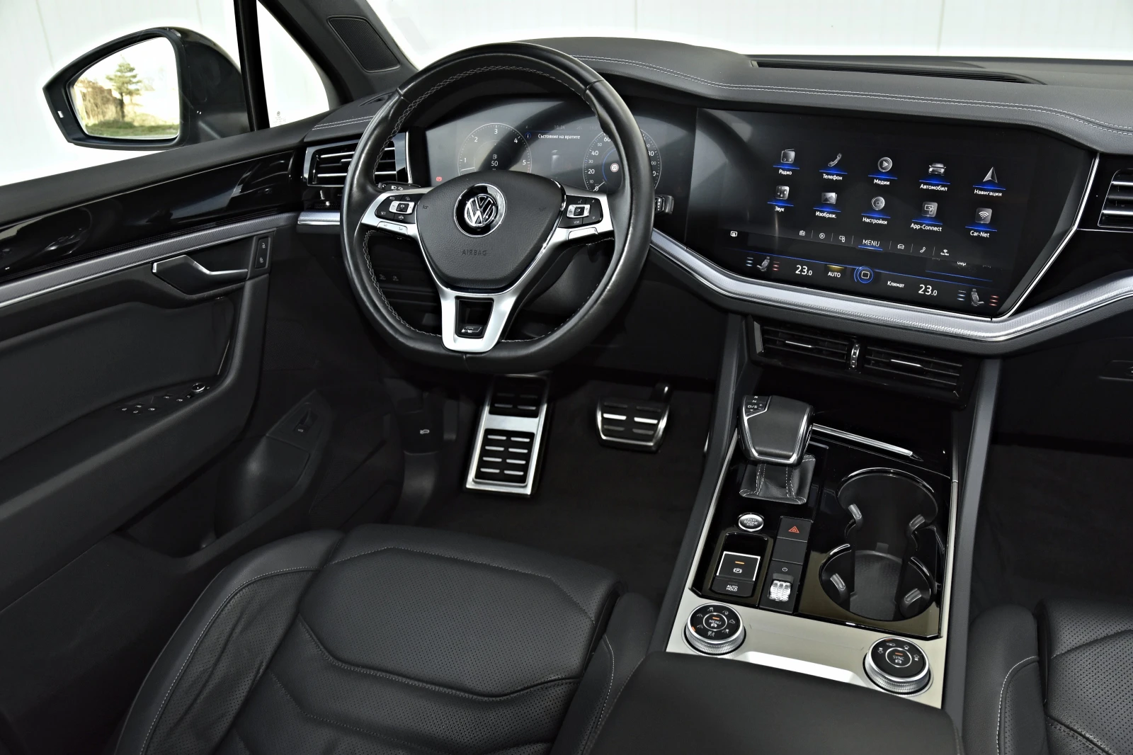 VW Touareg 5.0TDI R-LINE * 360* IQ HD MATRIX* PANO FULL, снимка 10 - Автомобили и джипове - 54130393