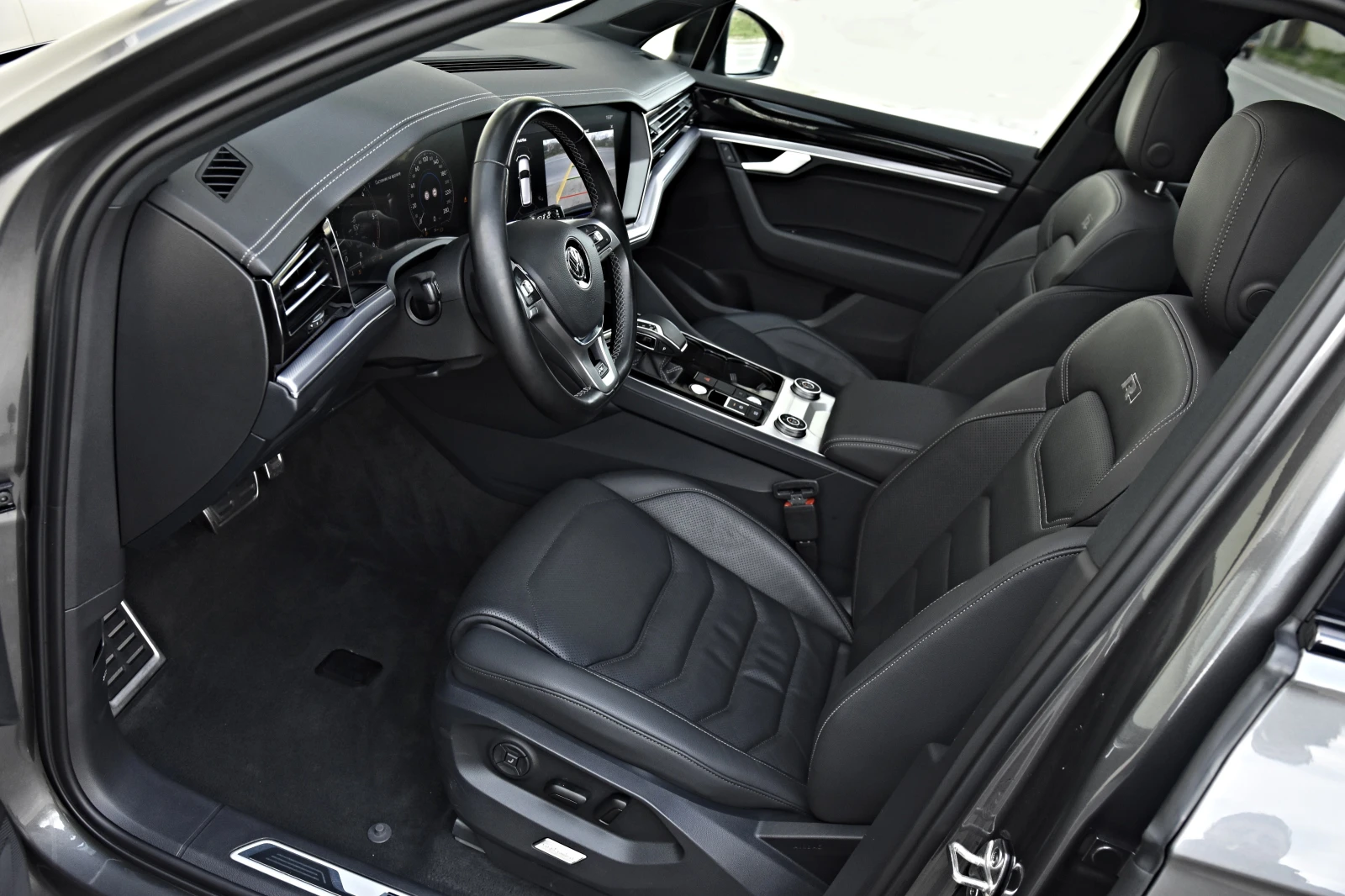 VW Touareg 5.0TDI R-LINE * 360* IQ HD MATRIX* PANO FULL, снимка 8 - Автомобили и джипове - 54130393