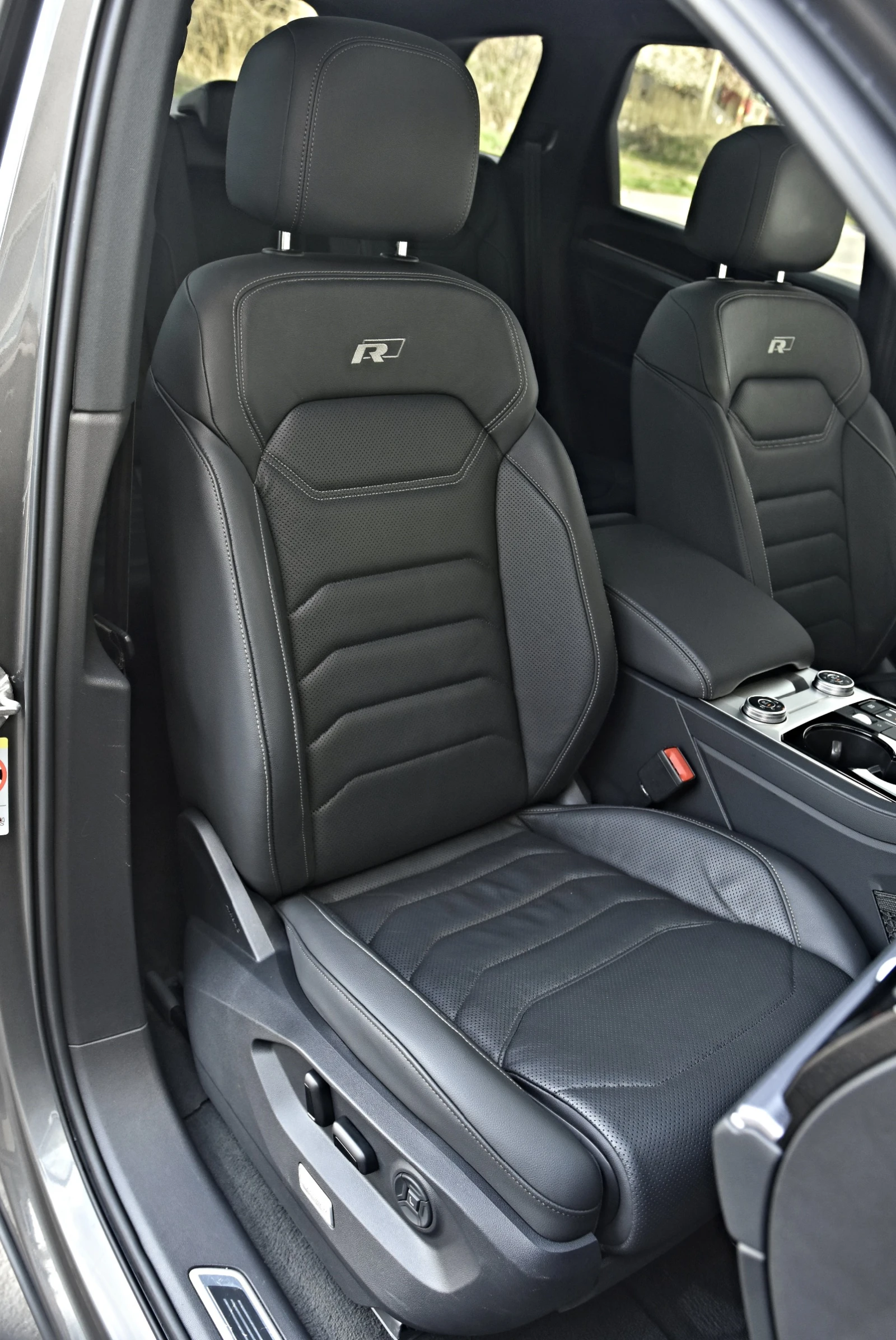 VW Touareg 5.0TDI R-LINE * 360* IQ HD MATRIX* PANO FULL, снимка 14 - Автомобили и джипове - 54130393