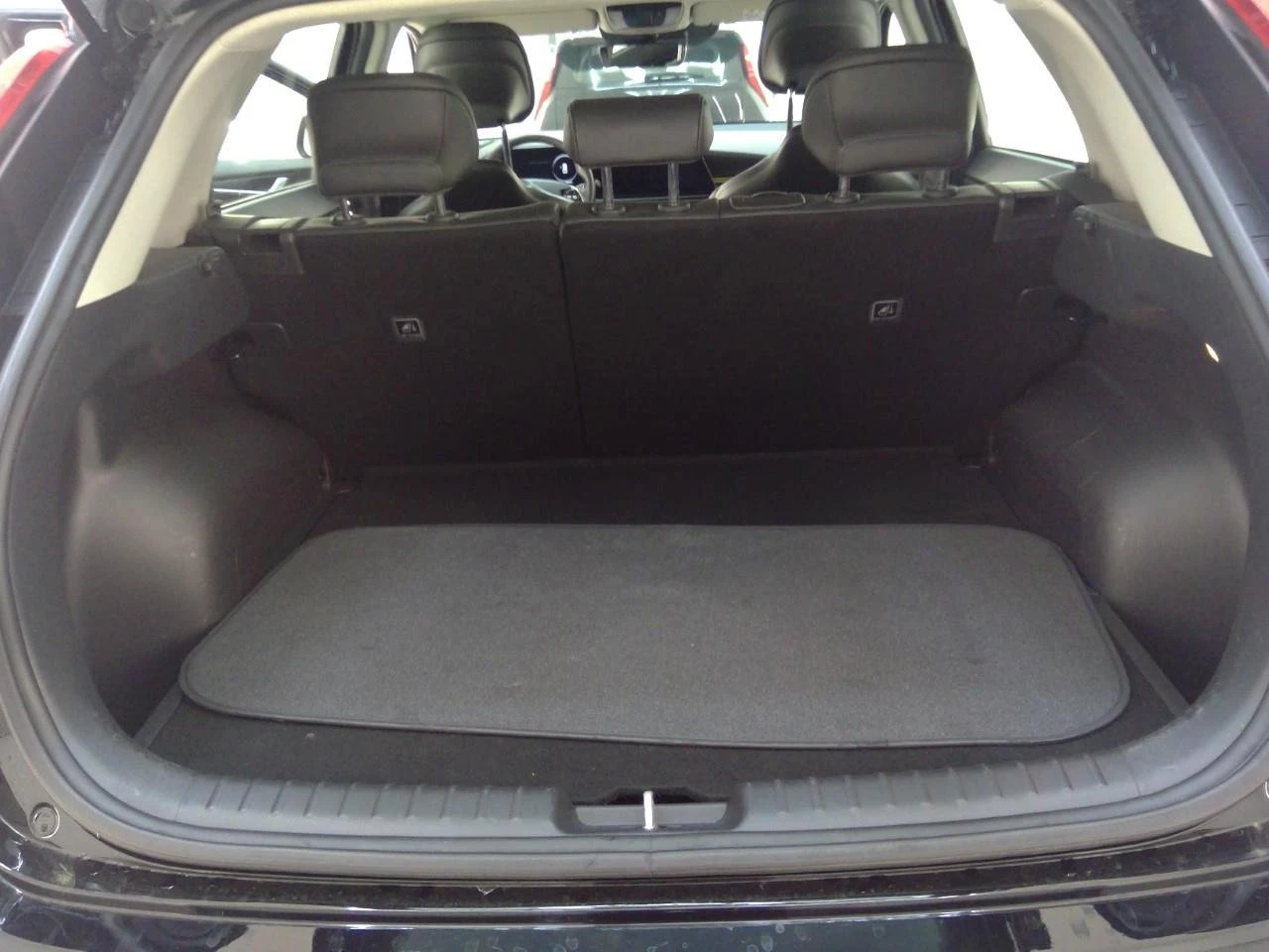 Kia Niro 65 kWh DynamicLine, снимка 7 - Автомобили и джипове - 54358382