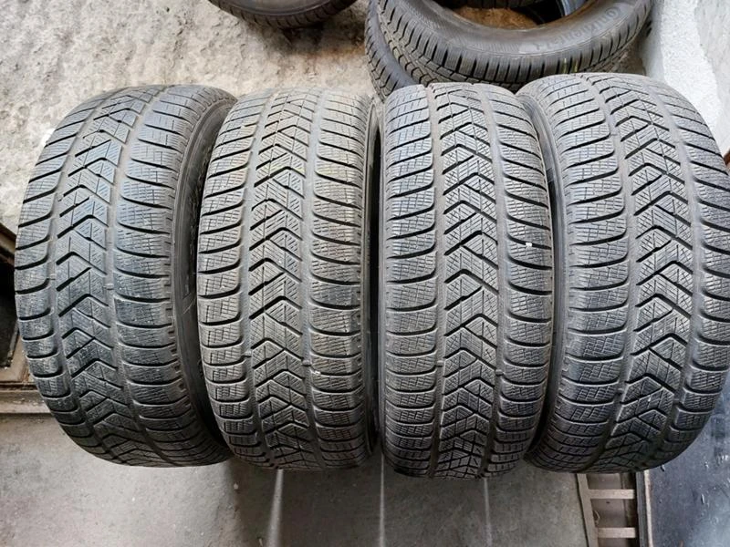 Гуми Зимни 235/65R17, снимка 1 - Гуми и джанти - 36675552