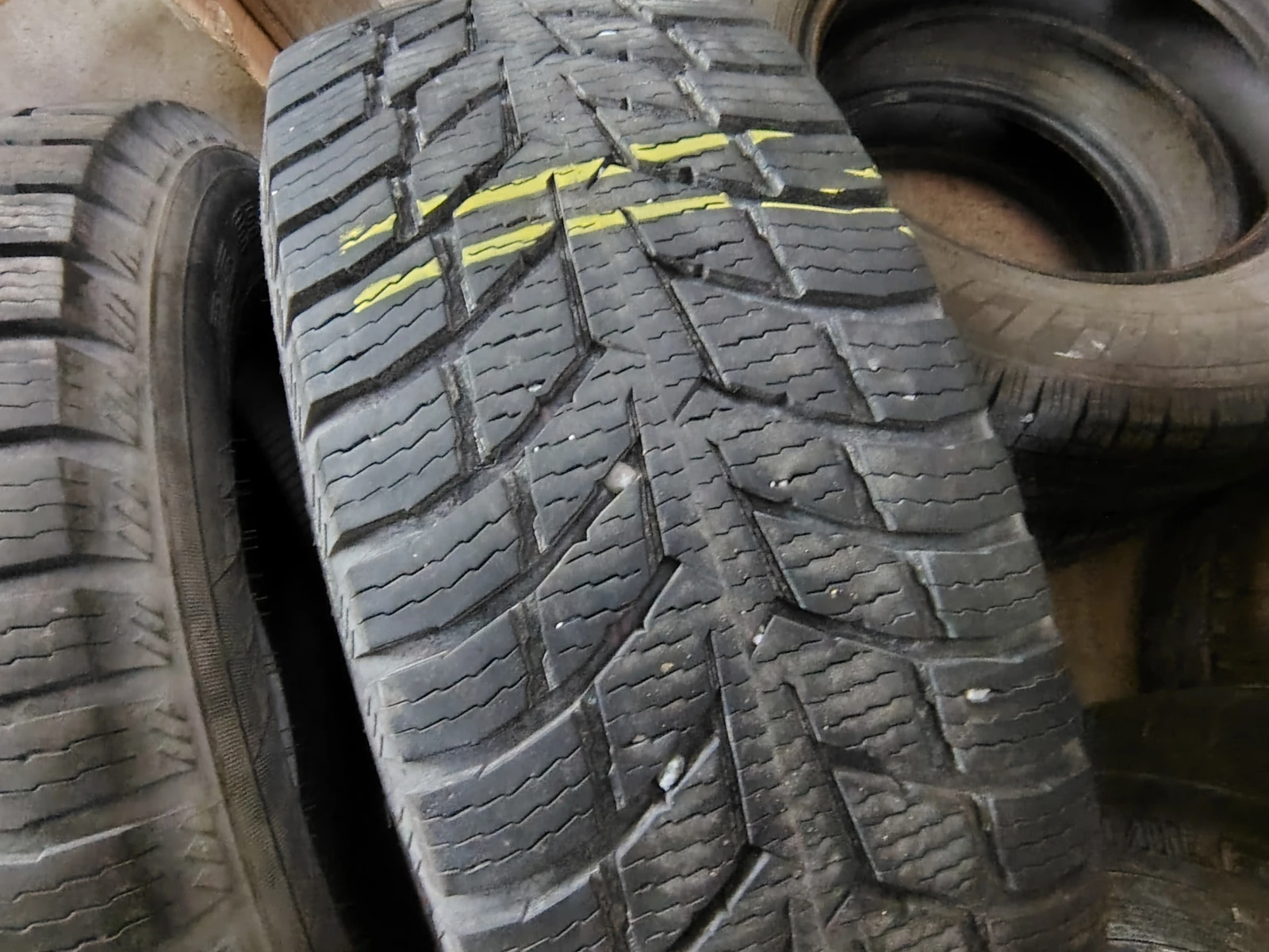 Гуми Зимни 215/65R16, снимка 4 - Гуми и джанти - 54103477