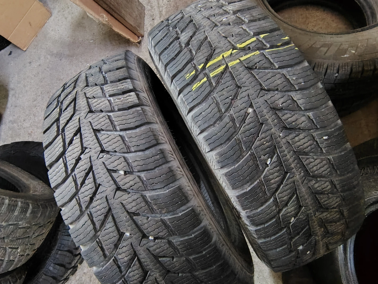 Гуми Зимни 215/65R16, снимка 2 - Гуми и джанти - 54103477