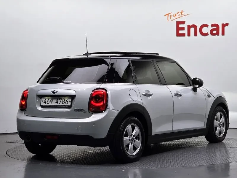 Mini Cooper D 5-Door Mid 3Rd Generation, снимка 2 - Автомобили и джипове - 55948234