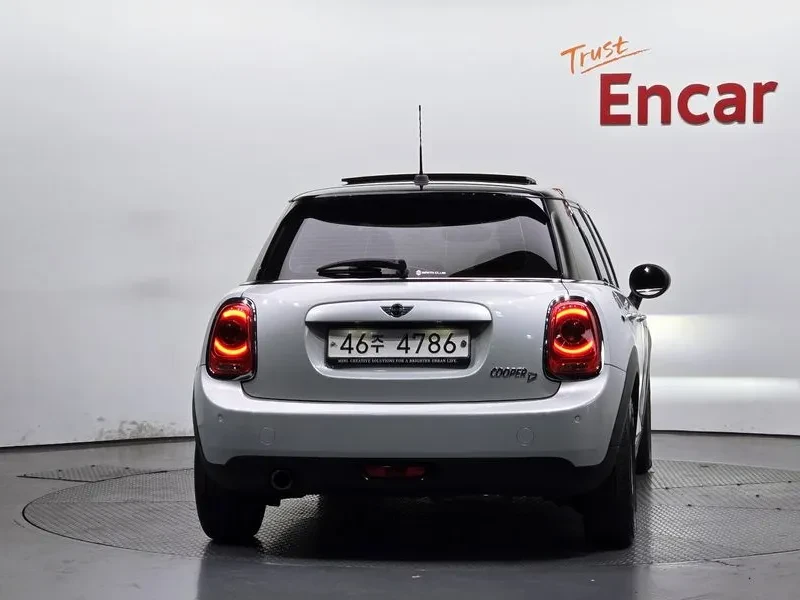 Mini Cooper D 5-Door Mid 3Rd Generation, снимка 4 - Автомобили и джипове - 55948234