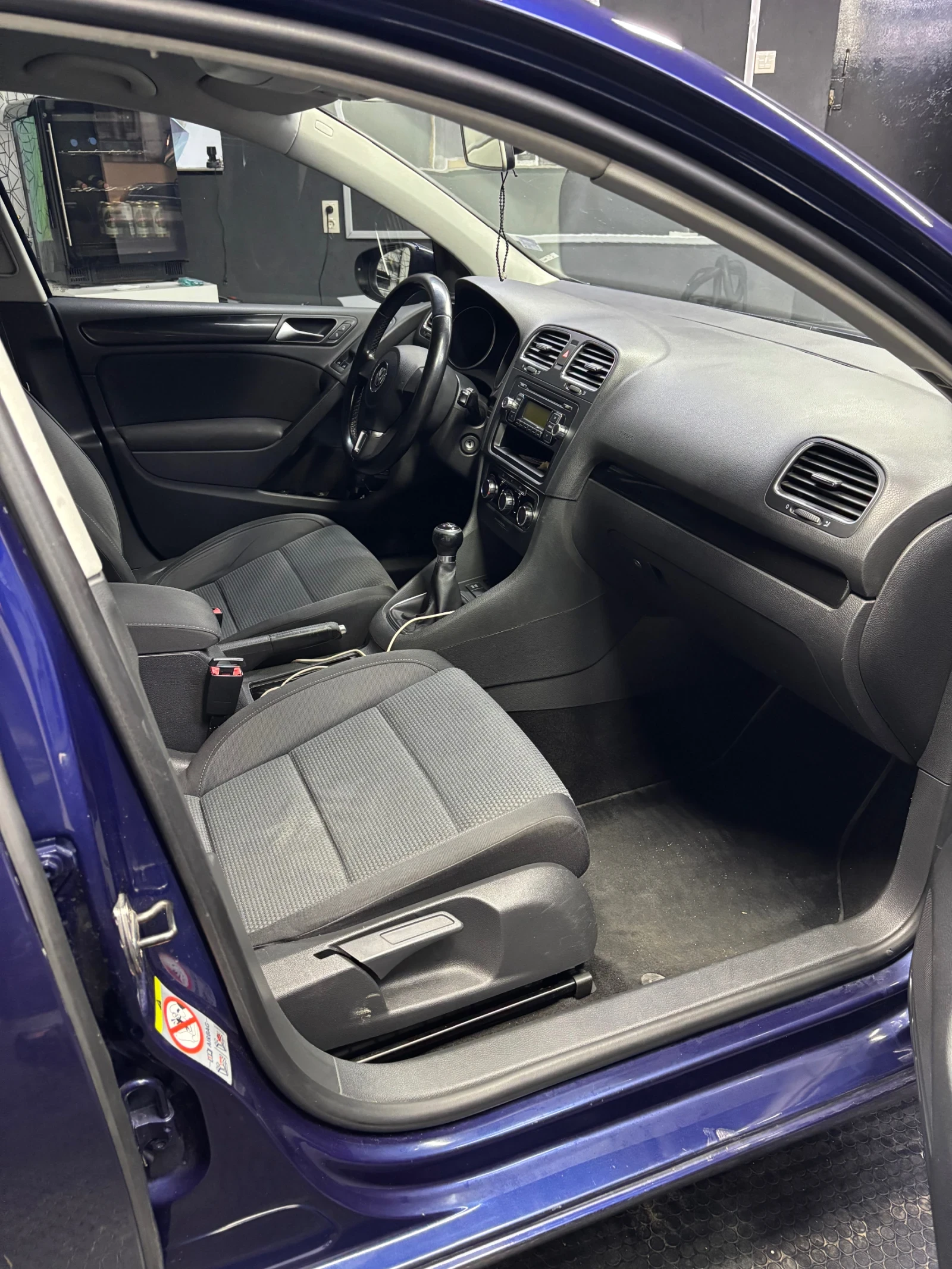 VW Golf 1.6, снимка 6 - Автомобили и джипове - 53916525