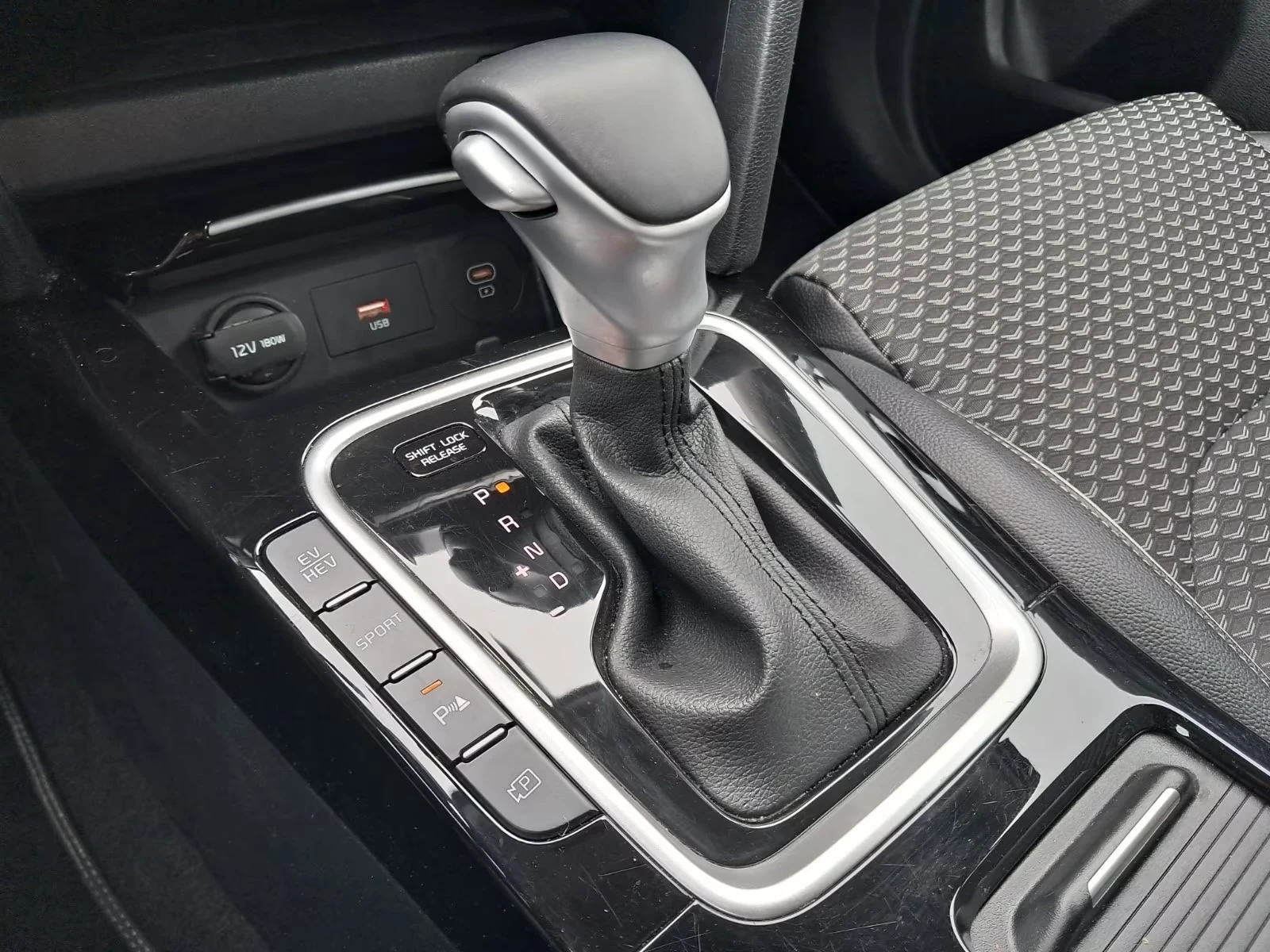 Kia XCeed Spirit Plug-in Hybrid 105ps, снимка 14 - Автомобили и джипове - 55418970