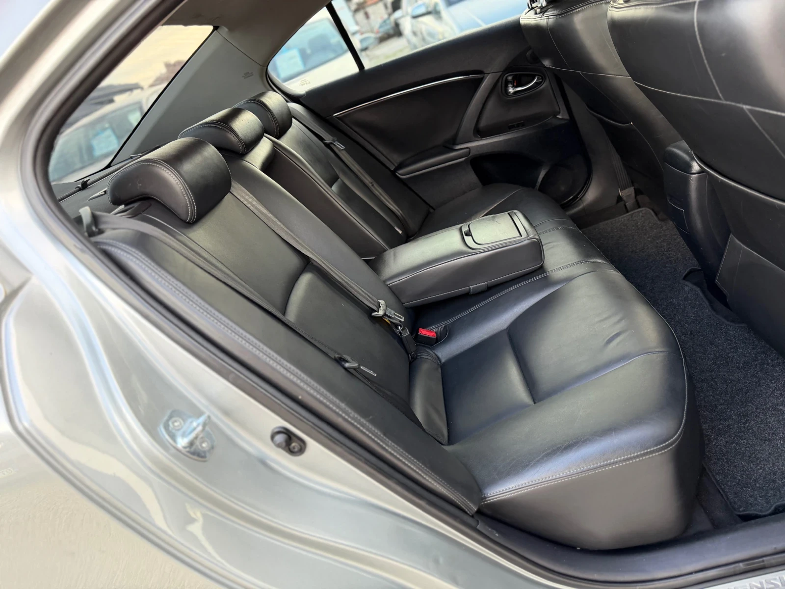 Toyota Avensis 2.0D-4D 126кс 6ск НАВИ КОЖА ПОДГРЕВ, снимка 13 - Автомобили и джипове - 56191108