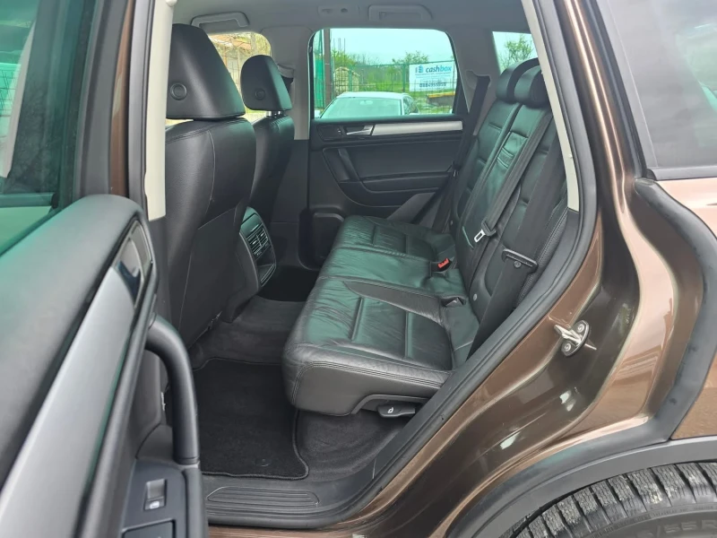 VW Touareg 3.0TDI 245K.C. / АВТОМАТ / НАВИ / КОЖА / ЛЕД , снимка 7 - Автомобили и джипове - 49938711