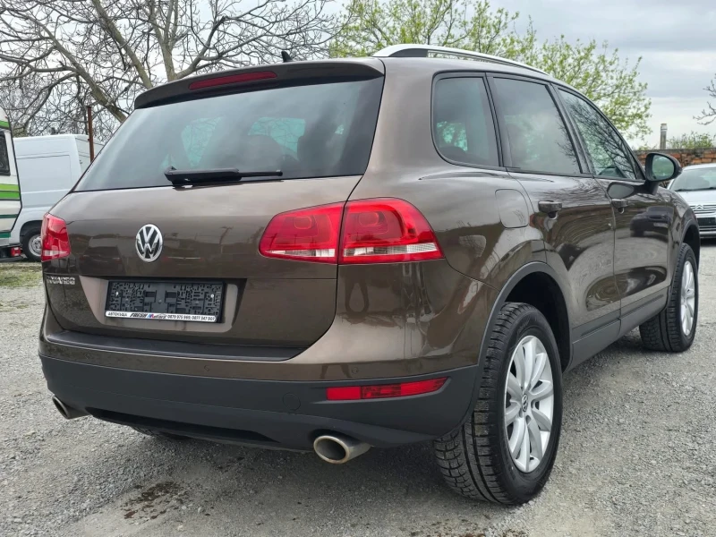 VW Touareg 3.0TDI 245K.C. / АВТОМАТ / НАВИ / КОЖА / ЛЕД , снимка 4 - Автомобили и джипове - 49938711