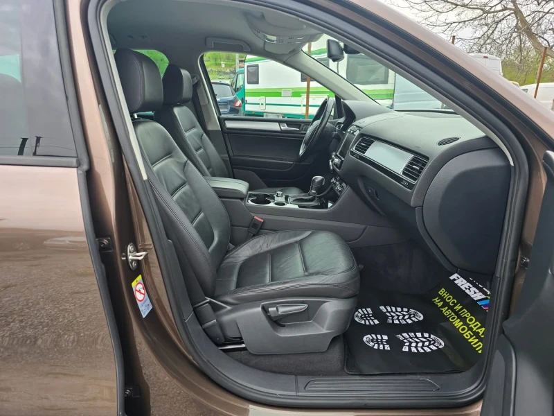 VW Touareg 3.0TDI 245K.C. / АВТОМАТ / НАВИ / КОЖА / ЛЕД , снимка 9 - Автомобили и джипове - 49938711