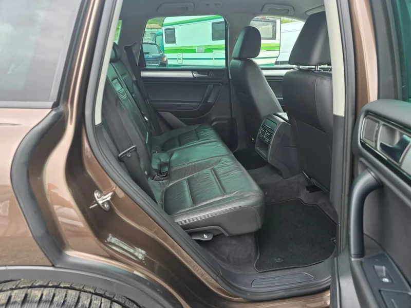 VW Touareg 3.0TDI 245K.C. / АВТОМАТ / НАВИ / КОЖА / ЛЕД , снимка 8 - Автомобили и джипове - 49938711