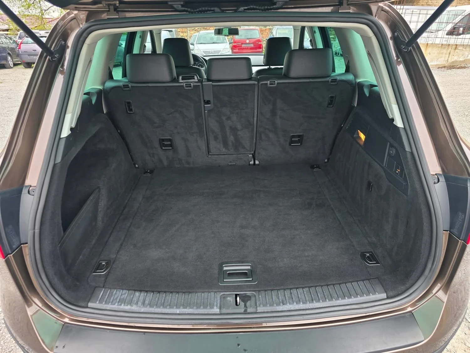 VW Touareg 3.0TDI 245K.C. / АВТОМАТ / НАВИ / КОЖА / ЛЕД  | Mobile.bg — изображение 14