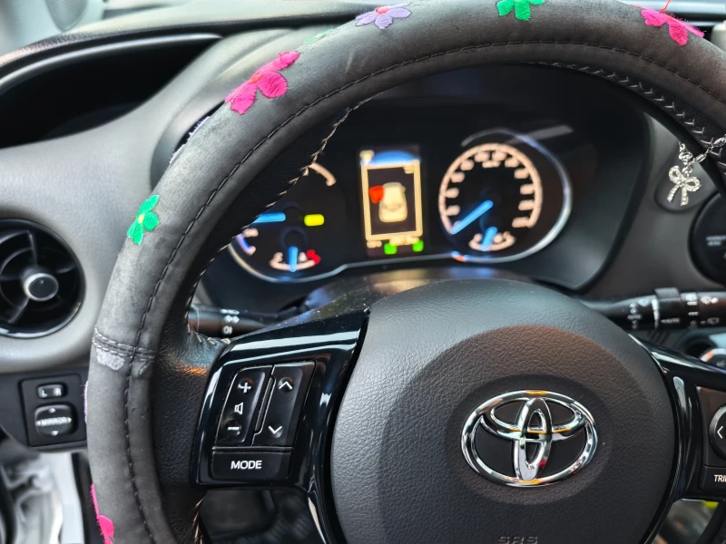 Toyota Yaris 1, 5 Hybrid, снимка 8 - Автомобили и джипове - 53541426