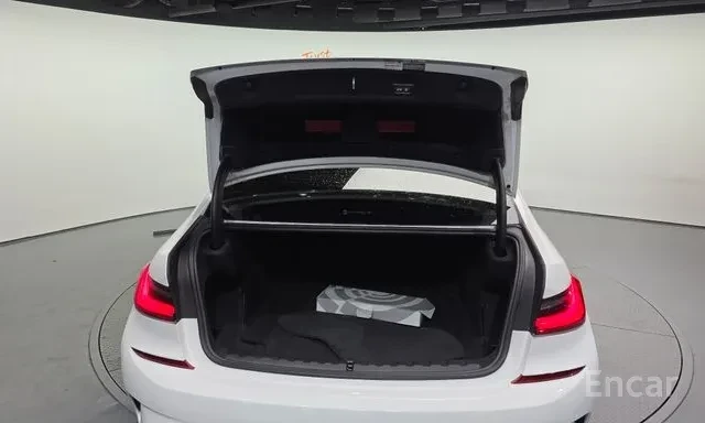 BMW 320 M SPORT / 360 / DISTRONIC / ЛИЗИНГ, снимка 17 - Автомобили и джипове - 55409893
