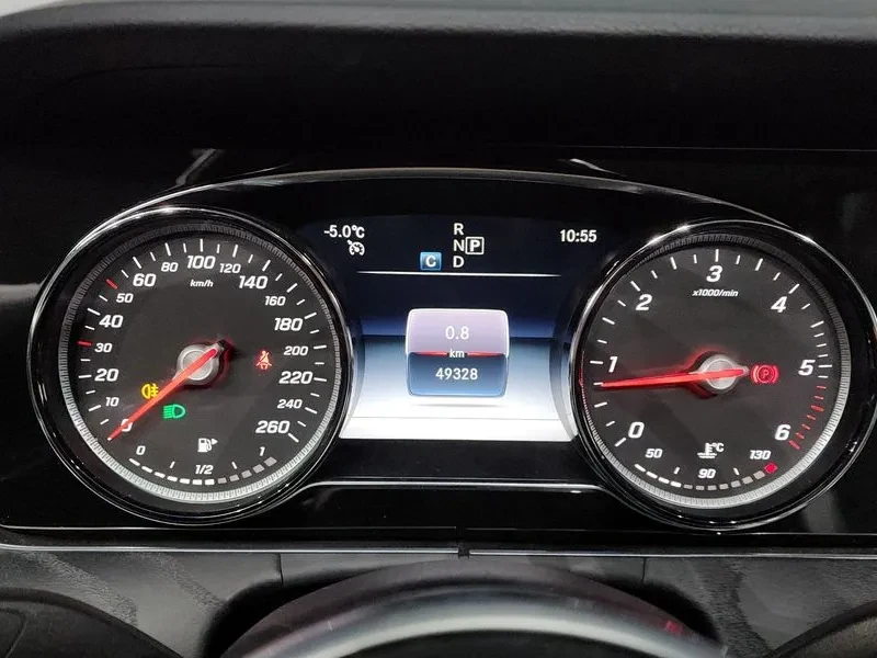 Mercedes-Benz E 200 D Avantgarde, снимка 8 - Автомобили и джипове - 55952413