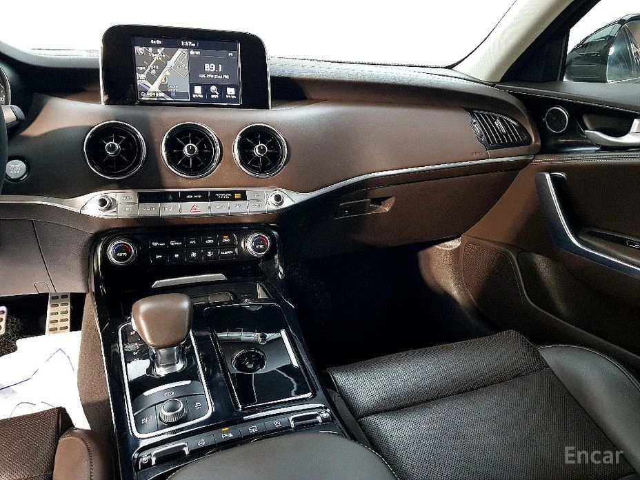 Kia Stinger PLATINUM* ПОДГРЕВ* ОБДУХВАНЕ* 360КАМЕРА* КЕЙЛЕС* , снимка 7 - Автомобили и джипове - 54253668