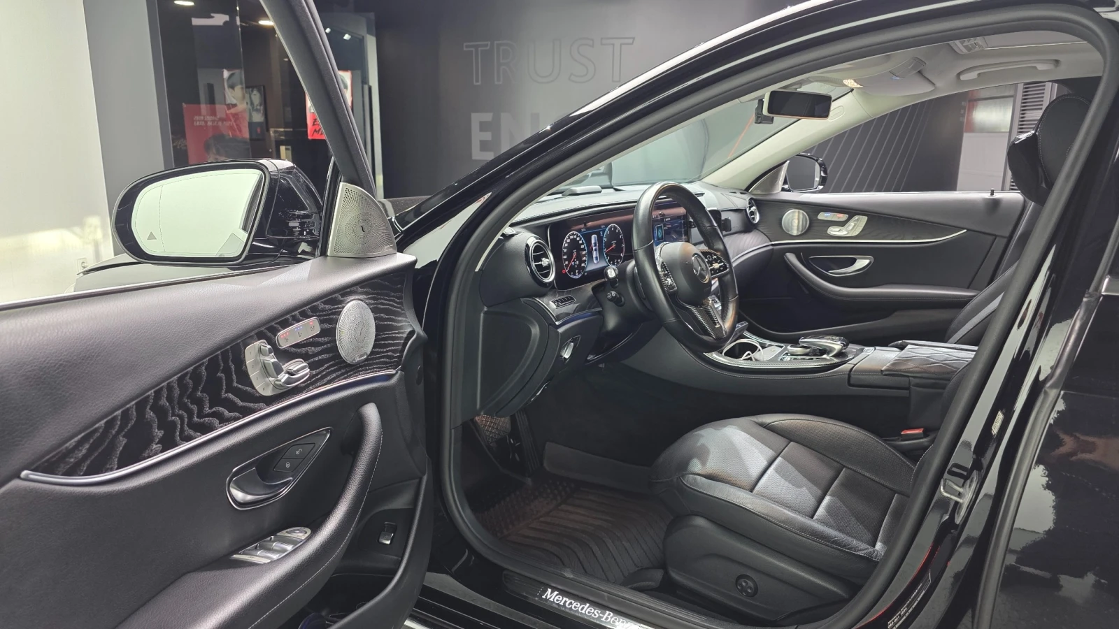 Mercedes-Benz E 300 E300 4MATIC Avantgarde | 360  Камера | HUD | , снимка 8 - Автомобили и джипове - 55564182