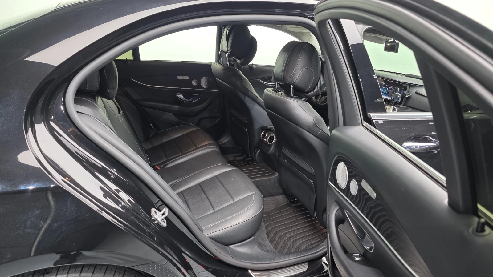 Mercedes-Benz E 300 E300 4MATIC Avantgarde | 360  Камера | HUD | , снимка 10 - Автомобили и джипове - 55564182