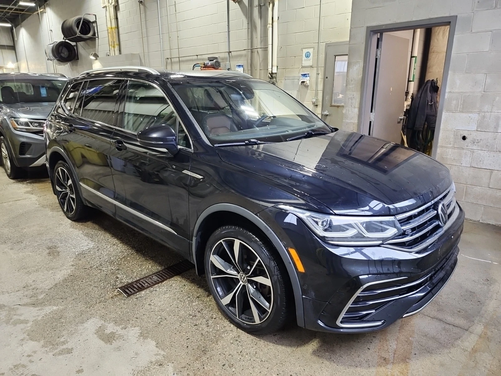 VW Tiguan HIGHLINE R-LINE * ОБДУХВАНЕ * BLIND SPOT * CARFAX , снимка 2 - Автомобили и джипове - 55305263