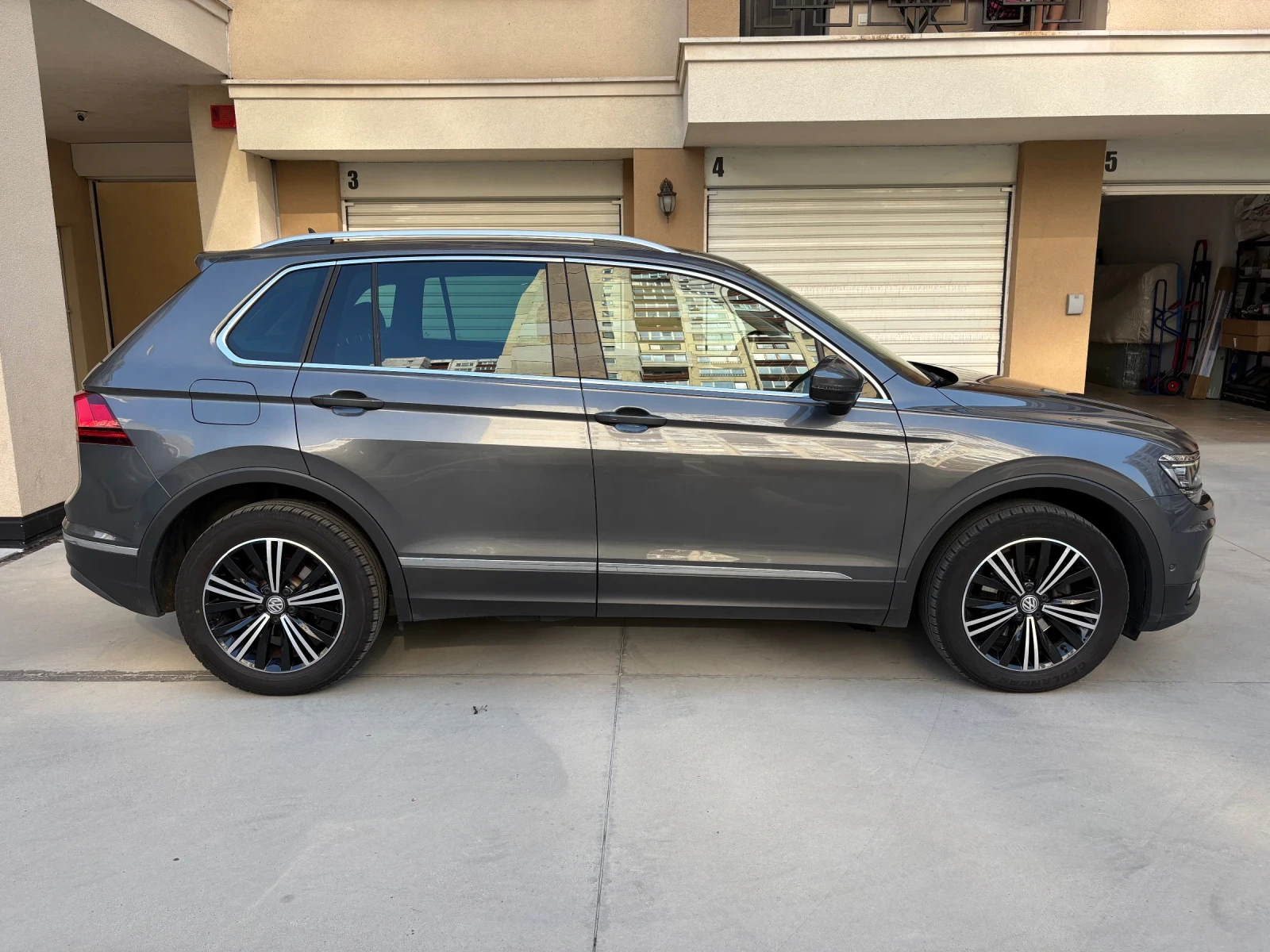 VW Tiguan Highline, Digital, 4Motion, Камера, Обслужен, снимка 8 - Автомобили и джипове - 56022292