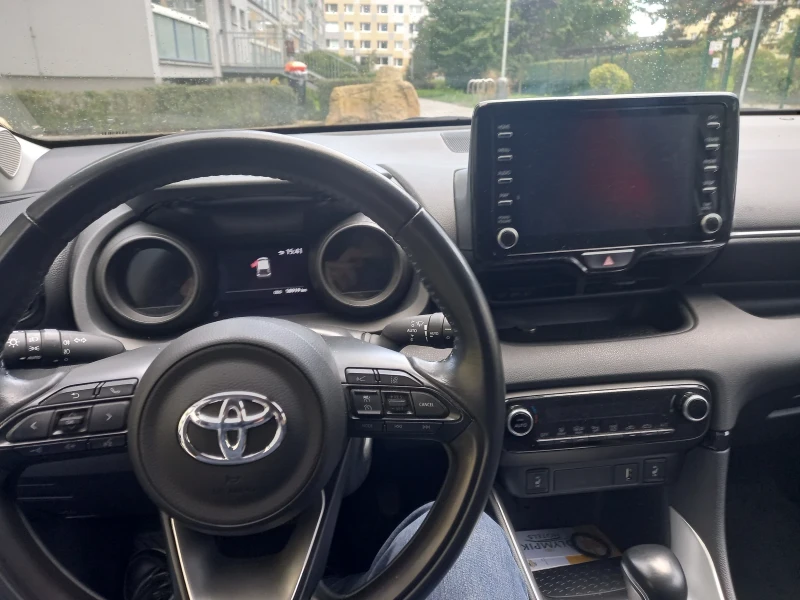 Toyota Yaris 1.5 Hybrid, снимка 8 - Автомобили и джипове - 52637757