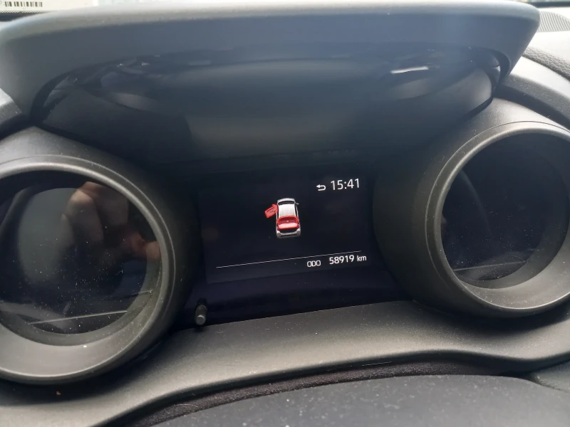 Toyota Yaris 1.5 Hybrid, снимка 9 - Автомобили и джипове - 52637757