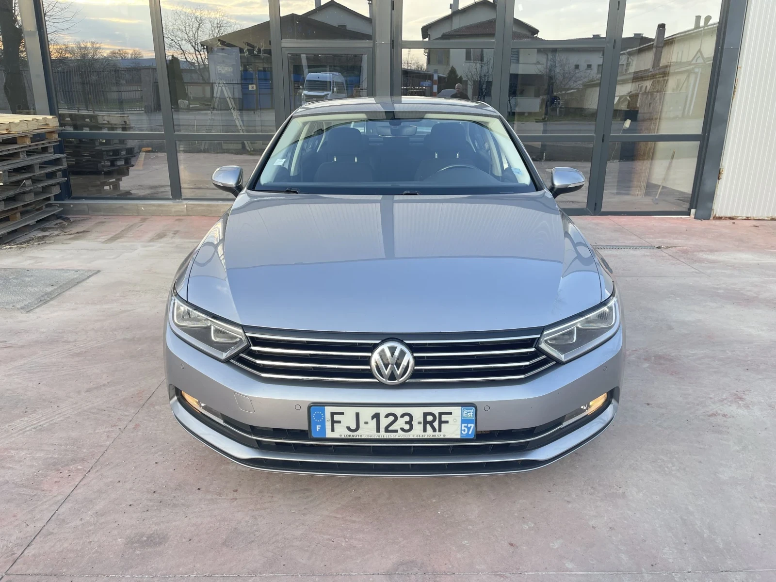 VW Passat NAVI* AVTOMAT* DISTRONIC* LIZING*  - изображение 2