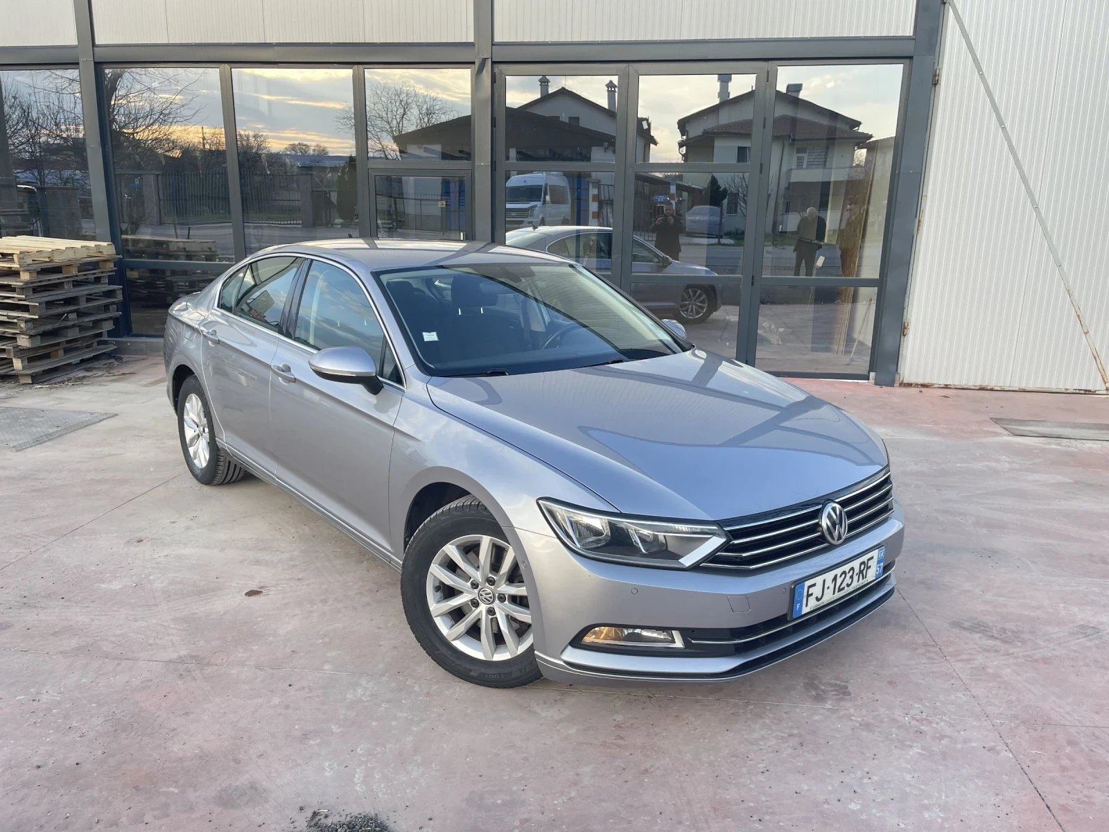 VW Passat NAVI* AVTOMAT* DISTRONIC* LIZING*  - изображение 3