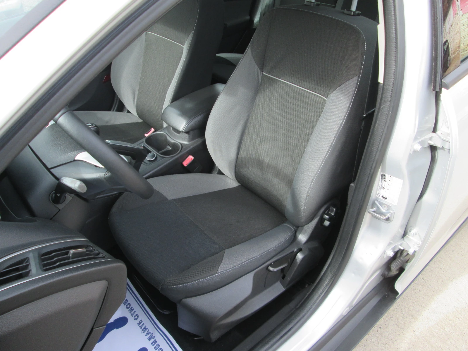 Ford Focus 1.6TDCI-СЕРВИЗНА ИСТОРИЯ, снимка 10 - Автомобили и джипове - 55687284