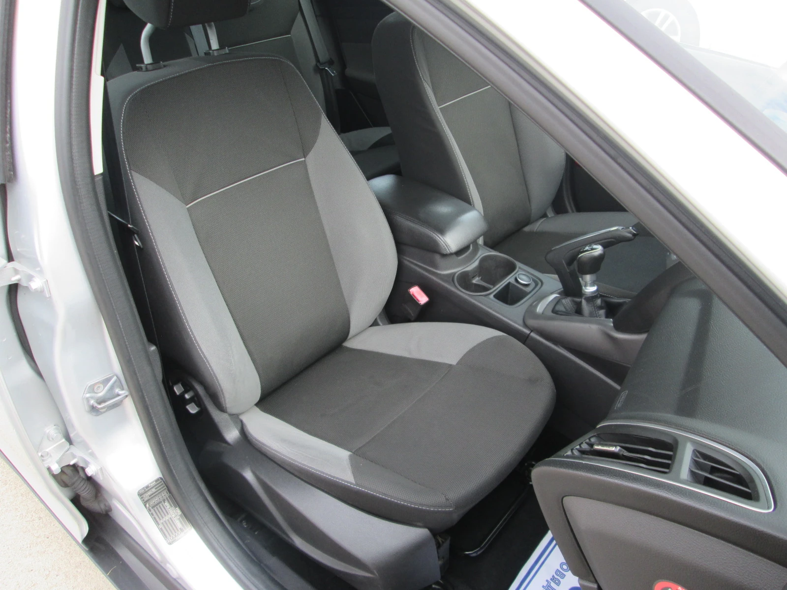Ford Focus 1.6TDCI-СЕРВИЗНА ИСТОРИЯ, снимка 15 - Автомобили и джипове - 55687284