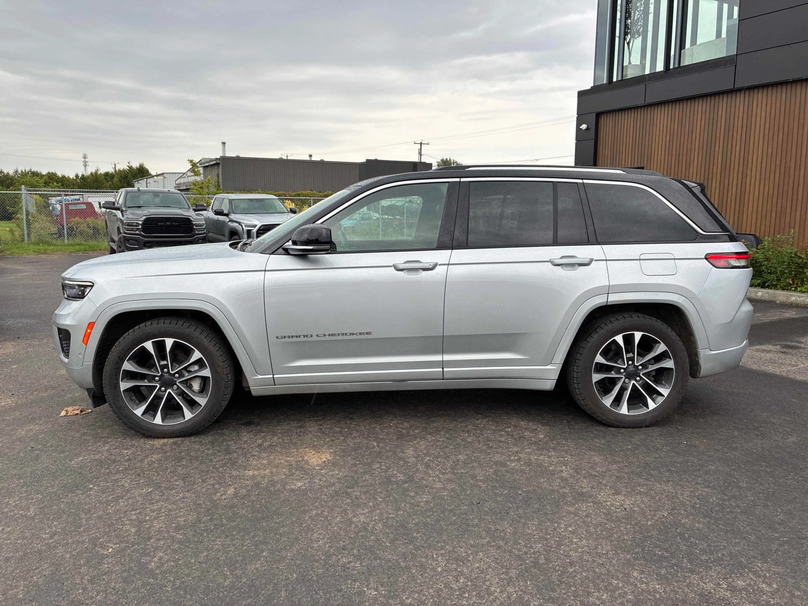 Jeep Grand cherokee Overland | CARFAX | БЕЗ ИНЦИДЕНТИ, снимка 3 - Автомобили и джипове - 56076342