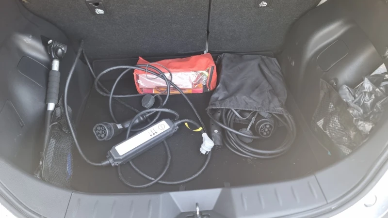 Nissan Leaf , снимка 2 - Автомобили и джипове - 51108212